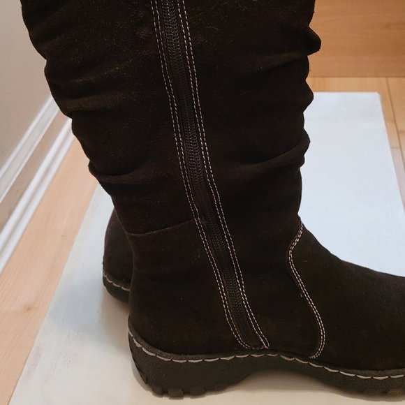 Bass Suede Boots with Fur Trim and Pom Pom Size 6 - Picture 8 of 10